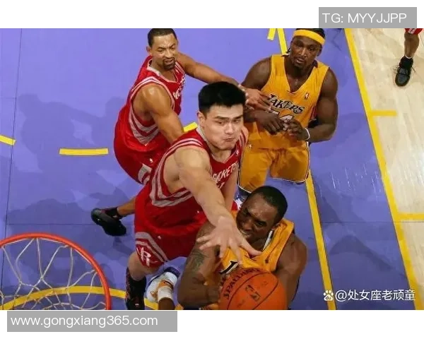 姚明中锋风采尽显与球迷合影留念的精彩瞬间