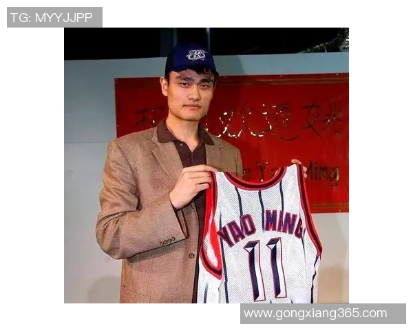 姚明在NBA的传奇之路：从中国篮球巨星到全球体育偶像的崛起与影响