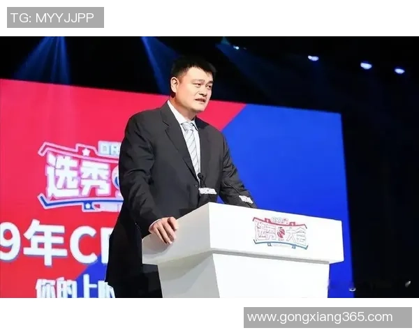 姚明膝盖扭伤影响职业生涯前景球迷对他的复出充满期待与担忧