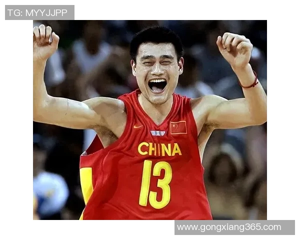 姚明盛赞巩汉林的幽默才华与对篮球的热爱展现了深厚的友谊与合作精神