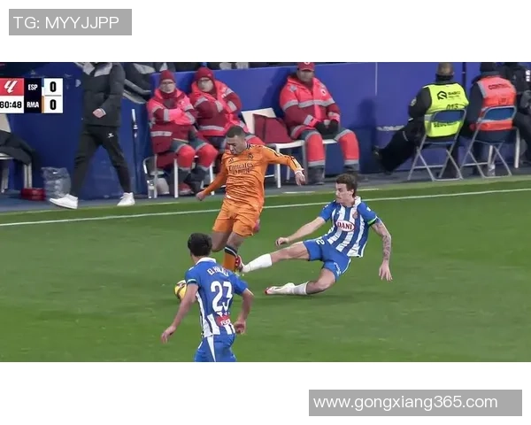 世界杯精彩对决皇马与AC米兰战成平局绝杀瞬间引发全场热烈反响 世界杯精彩对决皇马与AC米兰战成平局绝杀瞬间引发全场热烈反响